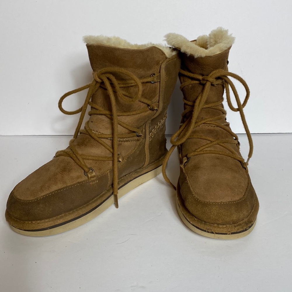Kid’s Ugg Lodge Winter Boots. Size 4. S/N #1013289K